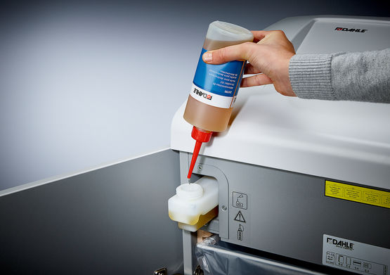 csm_Dahle_Aktenvernichter_616_40630_Oel_einfuellen_400ml__240873_50729709f0